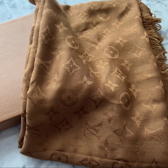Louis Vuitton Silk Monogram Scarf 2017 (shawl, stole) - Picture 5 of 10